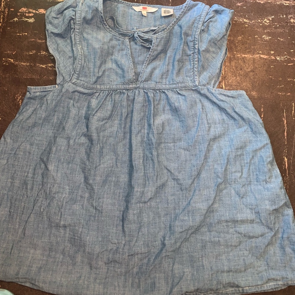 Women’s Levi’s Shirt